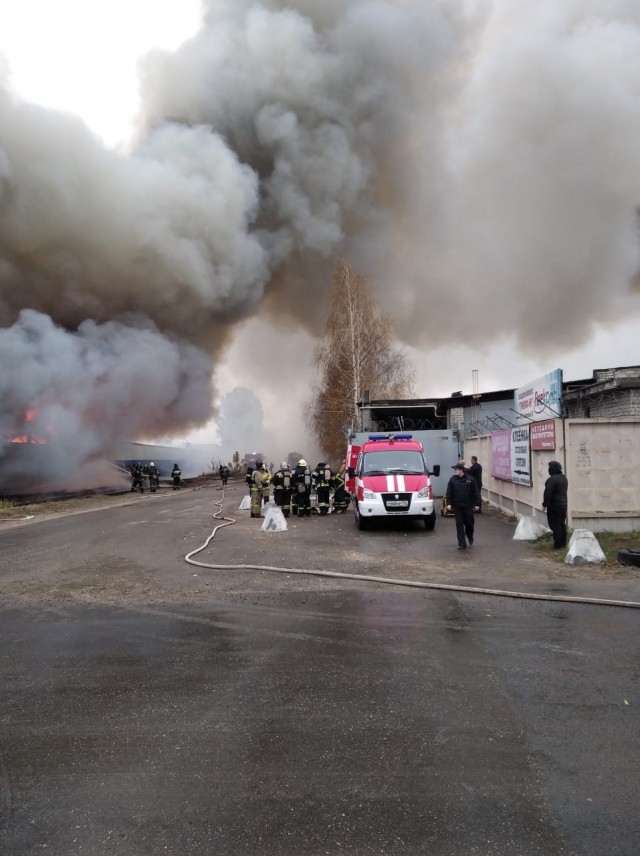 Склады горят на ул. Федосеенко в Нижнем Новгороде (ВИДЕО)