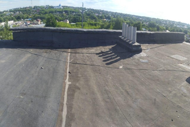 Коммунальщики отремонтировали парапет крыши дома в Сергаче после вмешательства Госжилинспекции 