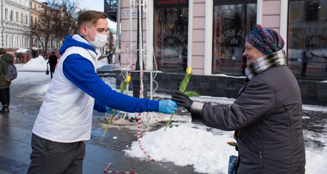 Тысячи тюльпанов подарили волонтеры женщинам в Нижнем Новгороде