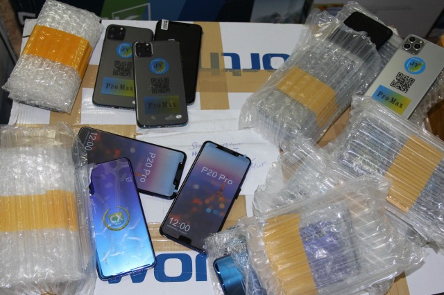  Самарские таможенники перехватили крупную партию контрафактных телефонов, перевозимую из Киргизии в Москву