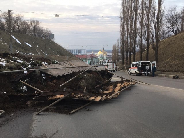Движение транспорта ограничено на Похвалинском съезде в Нижнем Новгороде из-за схода грунта на проезжую часть