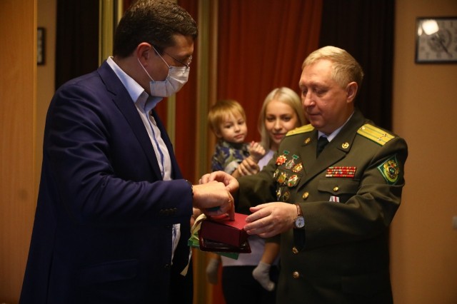 Глеб Никитин поздравил с 23 февраля нижегородскую семью пограничников Шмагриных