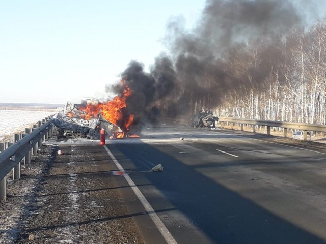 Автомобиль вспыхнул после лобового ДТП на трассе М7 в Башкирии: двое погибли