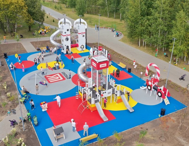 ЛУКОЙЛ построил в Кстове Нижегородской области детскую площадку "Нефтеград"