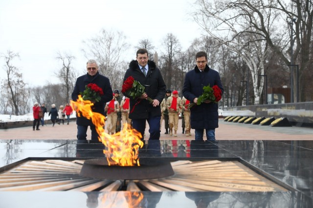 Глеб Никитин возложил цветы к Вечному огню в Нижегородском кремле 