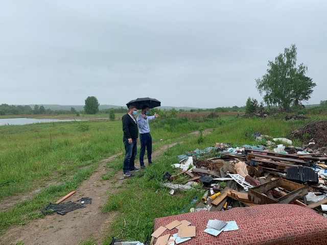 Депутат ЗС НО Владислав Атмахов посетил несанкционированную свалку на участке между посёлком Филинское и детским лагерем 