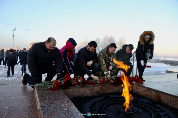 Руководство Чебоксар возложило цветы к &quot;Вечному огню&quot; в День Героев Отечества