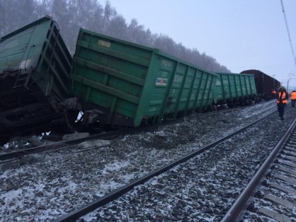 Грузовой поезд из 17 вагонов сошёл с рельсов в Оренбуржской области (Видео)