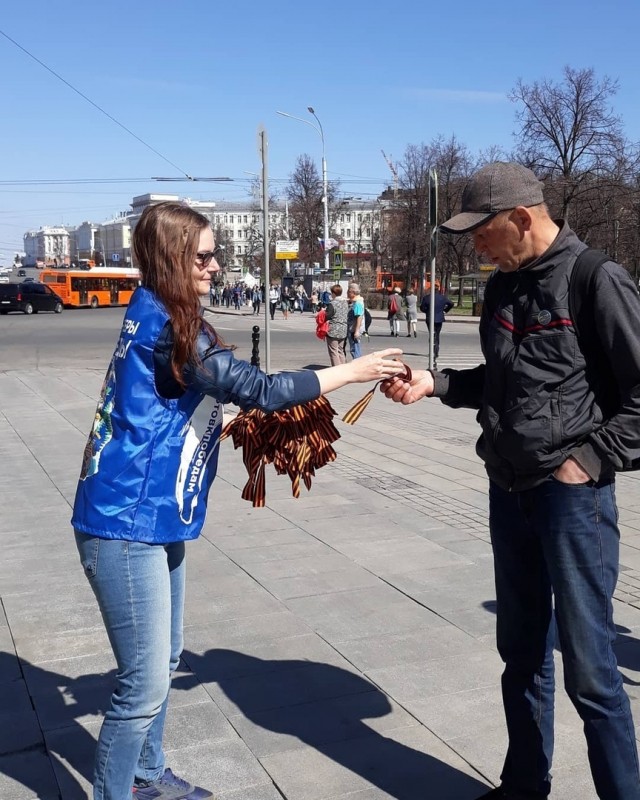 Волонтёры раздали жителям Нижегородской области 15 тысяч георгиевских ленточек