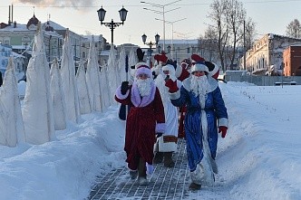 Флешмоб Дедов Морозов прошел в Сарапуле Удмуртии