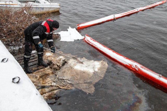 Около 1,8 тыс. литров нефтепродуктов собрали этой осенью с поверхности Волги в Нижнем Новгороде