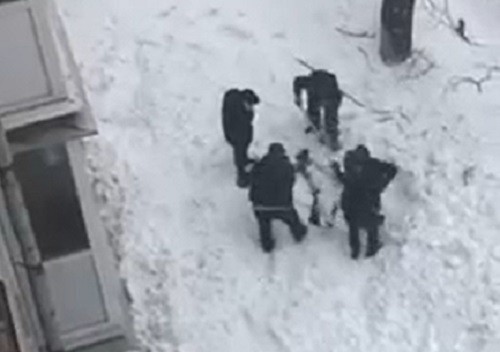 Двое рабочих вместе со снегом упали с крыши пятиэтажки в Нижнем Новгороде (ВИДЕО)