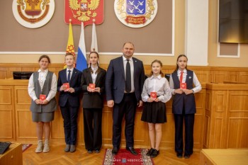 Юных чебоксарцев поздравили с получением паспортов РФ
