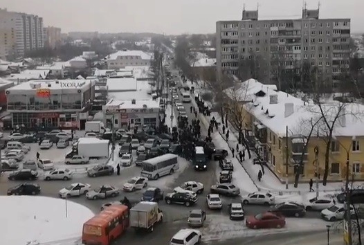 Пришедшие на похороны убитого таксиста коллеги парализовали движение в 7 мкр. Нижнего Новгорода (ВИДЕО)