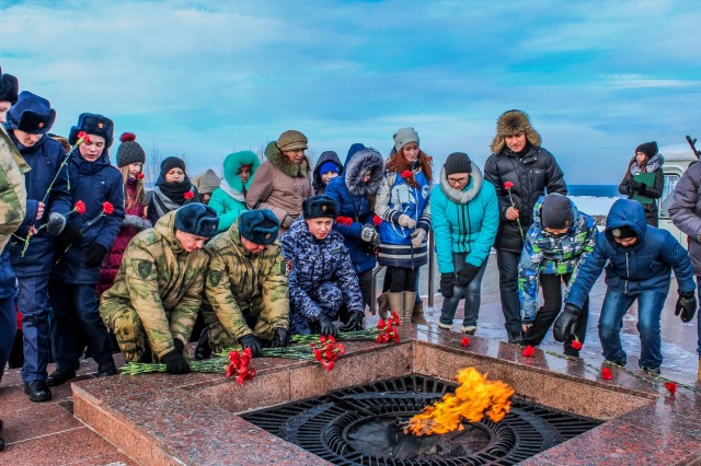 Цветы возложили к Вечному огню в Чебоксарах в день 75-летия снятия блокады Ленинграда