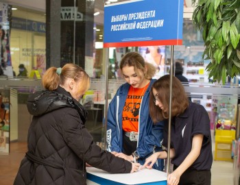Сбор подписей за кандидата на выборы президента РФ Владимира Путина идет в Кстове Нижегородской области