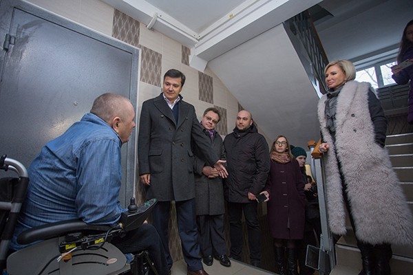 После вмешательства "Единой России" установлен пандус для инвалида в Приокском районе Нижнего Новгорода