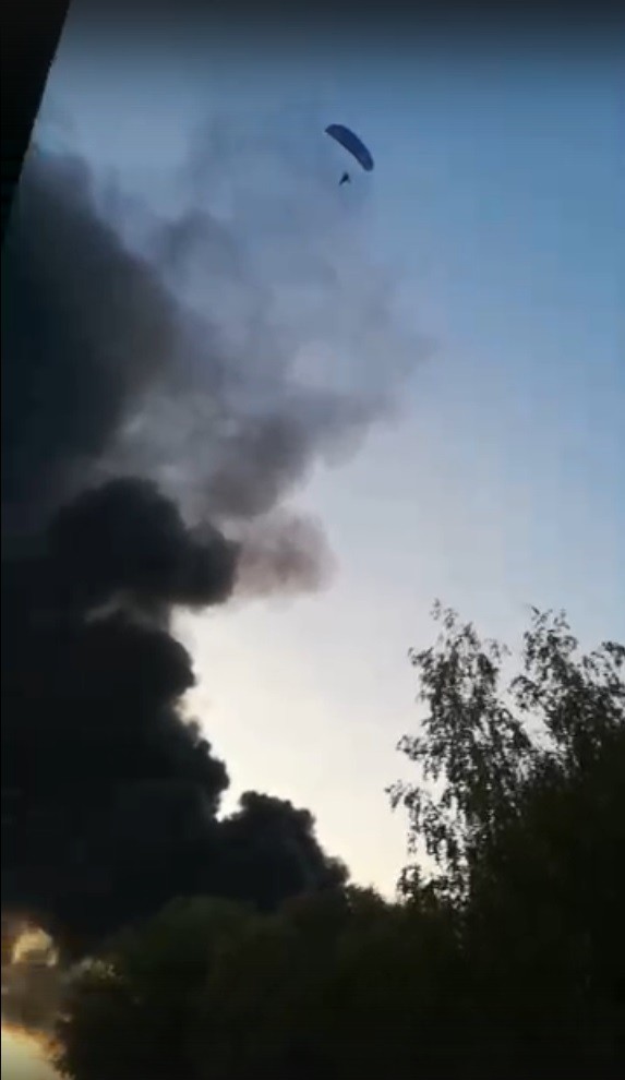 Дельтапланерист чуть не попал в дымовую завесу от пожара на складе ГСМ в Нижегородской области (ВИДЕО)