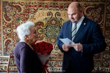 Денис Спирин поздравил экс-секретаря ЦК ВЛКСМ Сарру Ушакову со 100-летием