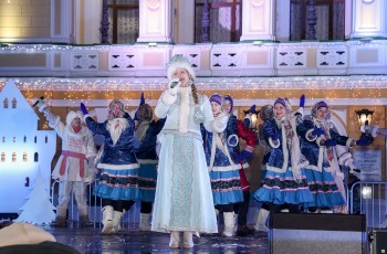 Благотворительный фестиваль «Горьковская ёлка» открылся на Театральной площади в Нижнем Новгороде