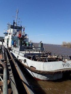 Баржа в Самаре столкнулась с обслуживающим судном