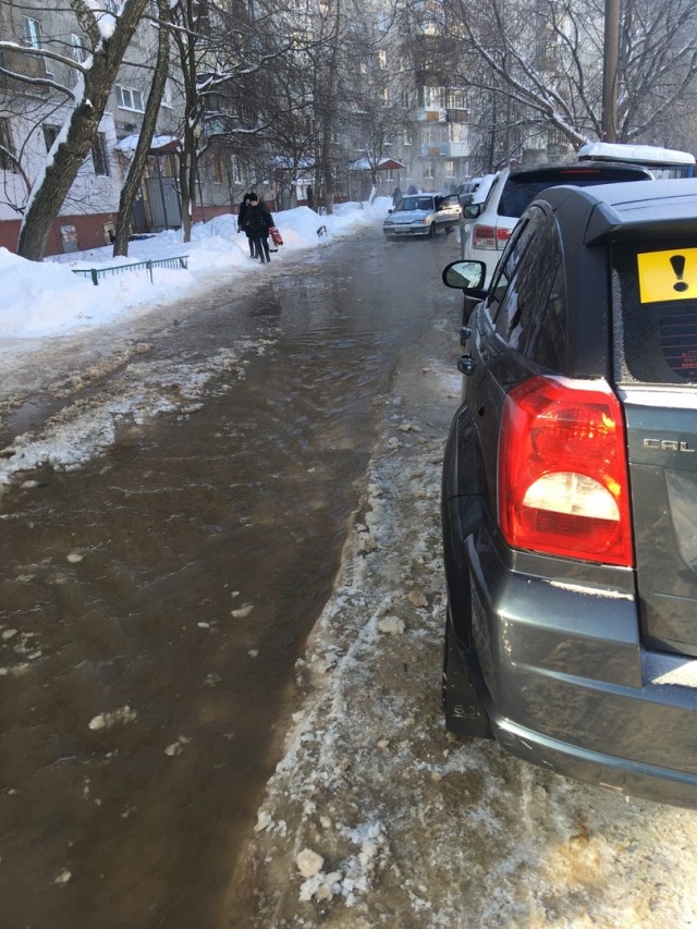 Ул. Акимова в Нижнем Новгороде затопило из-за прорыва водопровода (ВИДЕО)