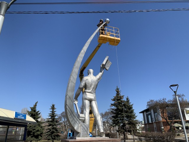Нижегородский памятник космонавту Владимиру Комарову дополнили макетом спутника