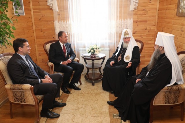 Преодоление бедности обсудил патриарх Кирилл на встрече с Игорем Комаровым и Глебом Никитиным