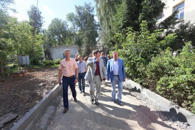 Активисты "Единой России" проверили качество ремонтных работ дворовых территорий в Советском районе Нижнего Новгорода