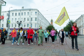 Около 100 человек возраста 55+ прошагали центральную улицу Оренбурга со скандинавскими палками