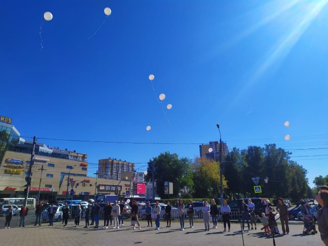 Белые шары выпустили в небо над Нижним Новгородом в память о погибших в терактах 
