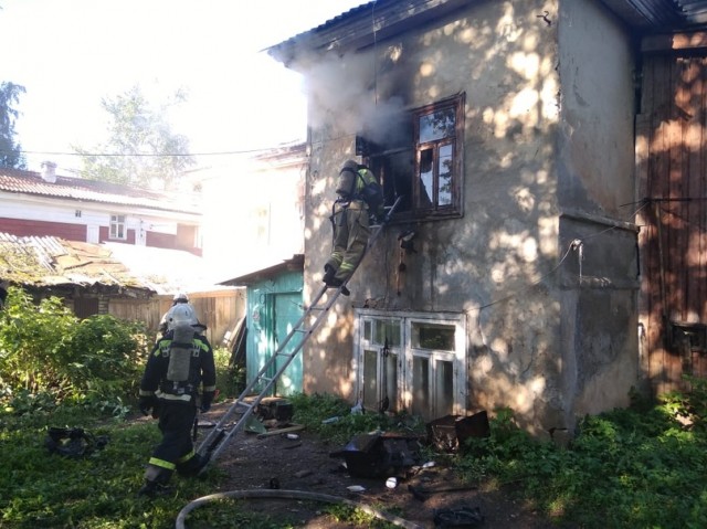 Дознаватель МЧС устанавливает причину пожара на улице Гоголя в Уфе