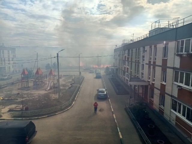 Трава горит в поселке Мостотряд Нижнего Новгорода (ВИДЕО)
