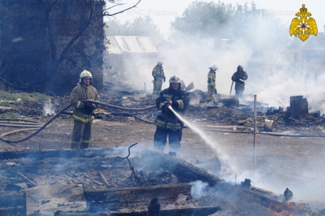 Электропроводка стала причиной масштабного пожара в частном жилом секторе в поселке Яицкое Самарской области
