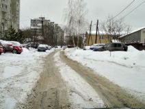 Сугробы и неубранный снег в микрорайоне Кузнечиха-2 Нижнего Новгорода 