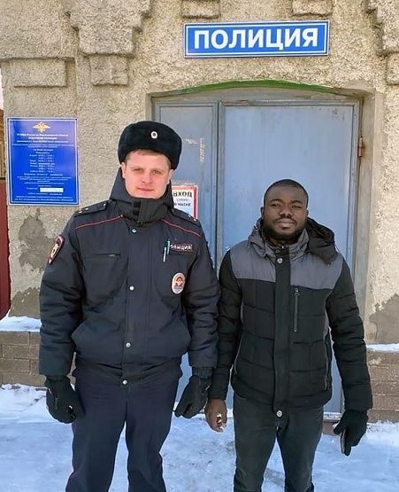 Нижегородские полицейские спасли замерзающего на обочине африканца