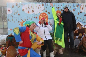 Масленичные гуляния проходят рядом с избирательными участками в Нижегородской области
