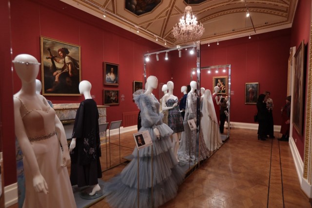 Историк моды Александр Васильев передал три платья из личной коллекции на выставку в Нижнем Новгороде