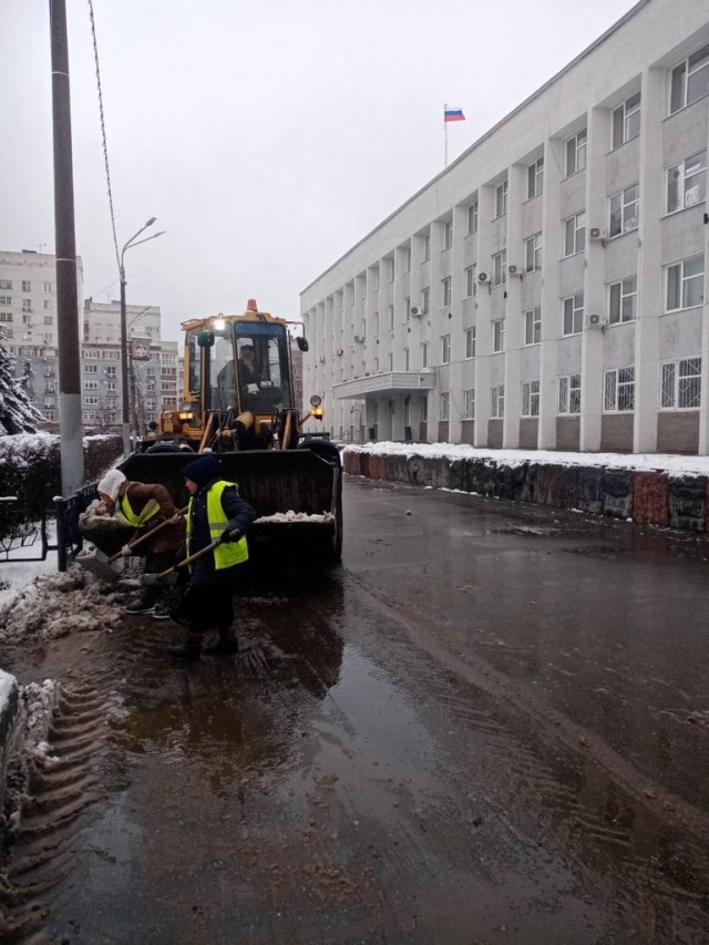 Более 30 единиц техники и 53 дорожных рабочих задействованы в уборке снега на дорогах Московского района Нижнего Новгорода