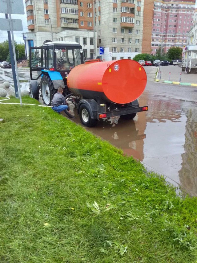 Коммунальную технику для откачивания воды перенаправляют с городских дорог во дворы