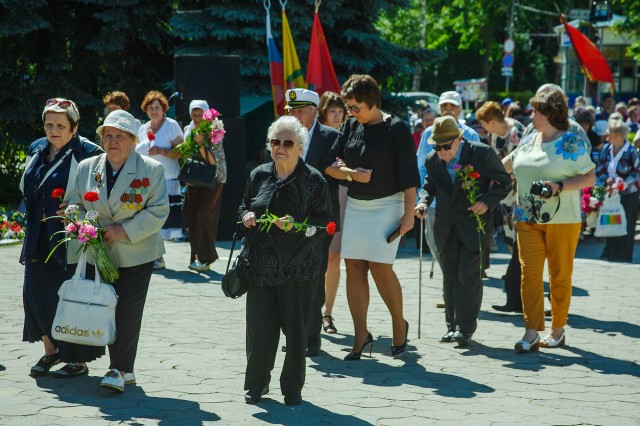 Сотни человек собрались на мероприятие к Дню памяти и скорби в Арзамасе Нижегородской области
