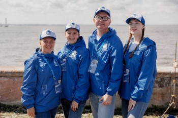 Четверо нижегородских волонтёров сопровождали участников парада ВМФ в Санкт-Петербурге