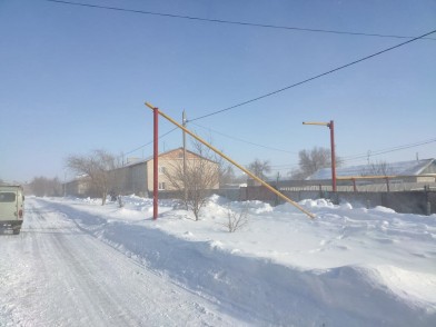 Мусоровоз погрузочной стрелой повредил трубу газопровода в Оренбургской области