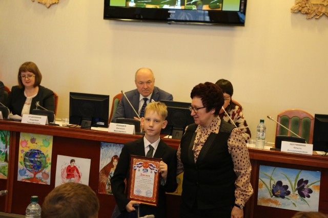 Победители конкурса "Голос ребенка" из Городецкого района получили подарки от депутата Законодательного собрания Сергея Зуденкова