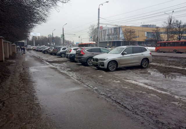 Протоколы за парковку на газонах составлены на более 200 нижегородских автовладельцев