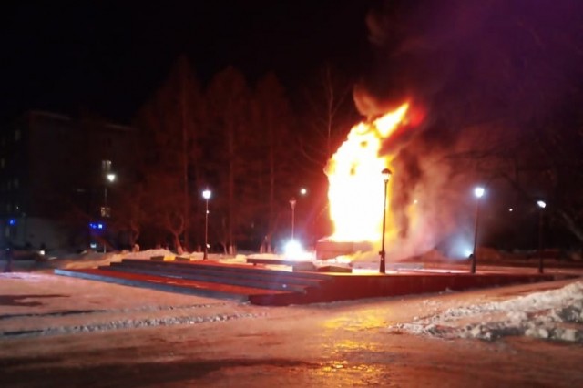 Четверо подростков подозреваются в сожжении памятника Воину-освободителю в Татарстане (ВИДЕО)