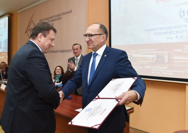 Олег Лавричев удостоен диплома и нагрудного знака "Почетный выпускник НГТУ"