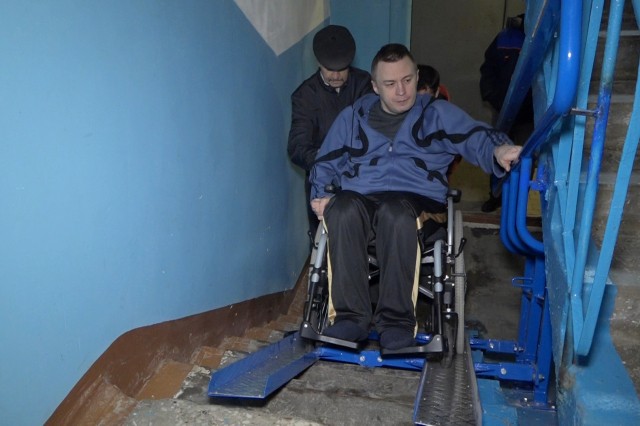 Представители "Единой России" добились установки в многоквартирном доме в Нижнем Новгороде пандуса для инвалида-колясочника