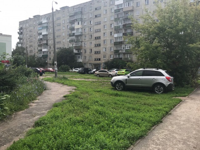 Инспекторы АТИ в ходе рейда во дворе дома №120 по улице Свободы в Нижнем Новгороде составили 12 протоколов за парковку на газонах