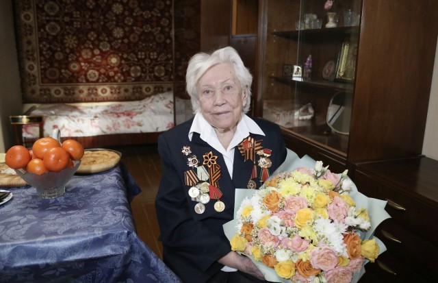 Юрий Шалабаев поздравил участницу Сталинградской битвы Александру Нестеренко с 96-летием 